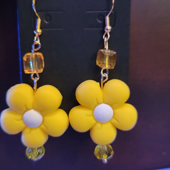 Flower Hand crafted earrings in Yellow. - Picture 3 of 5